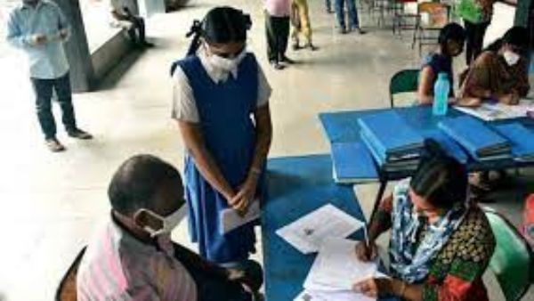 కరోనా సెకండ్ వేవ్ దెబ్బకు భయాందోళనలో ప్రజలు ... స్కూల్స్ ఇప్పుడే వద్దని ఆందోళన కరోనా సెకండ్ వేవ్ దెబ్బకు భయాందోళనలో ప్రజలు ... స్కూల్స్ ఇప్పుడే వద్దని ఆందోళన