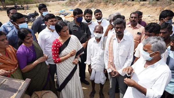 మోదీ పథకాన్ని తిట్టిన నోరేనా.. మోదీ పథకాన్ని తిట్టిన నోరేనా..