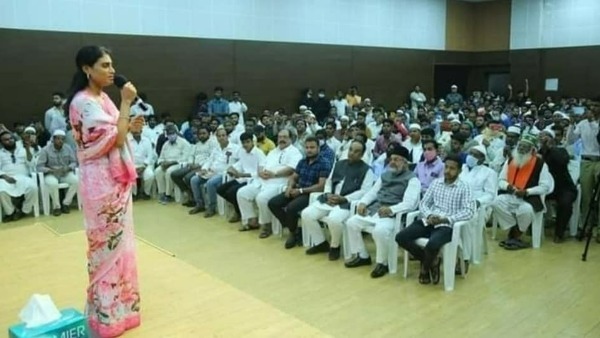 షర్మిలతో టచ్ లో సీనియర్ నేతలు.. షర్మిలతో టచ్ లో సీనియర్ నేతలు..
