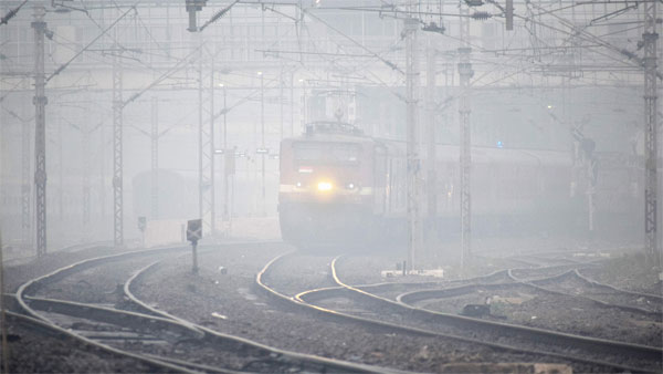 రైల్లో నుండి ఆన్ లైన్ ద్వారా కూడా రిజర్వేషన్ చేసుకోవచ్చు