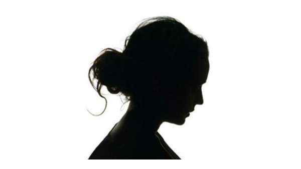 మంత్రాలు వేస్తున్న మంత్రగత్తె ? మంత్రాలు వేస్తున్న మంత్రగత్తె ?