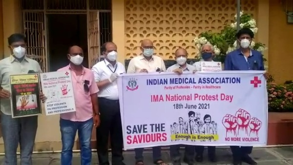 doctors protests in vijayawada and guntur against attacks, demand for stringent laws