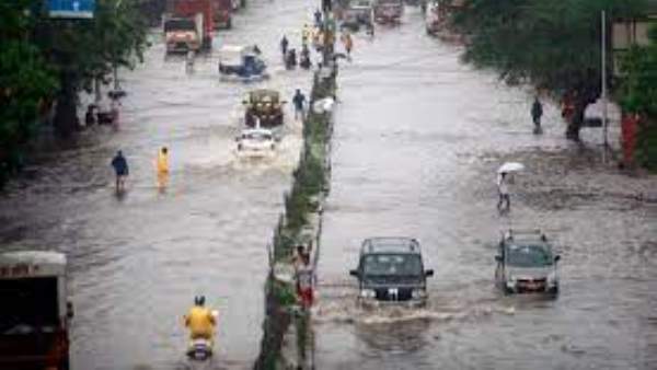 Heavy Rain Lashes Parts Of Mumbai, City inundated, traffic hit and effect on local trains Heavy Rain Lashes Parts Of Mumbai, City inundated, traffic hit and effect on local trains