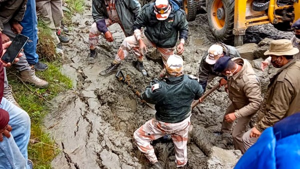 హిమాచల్‌ప్రదేశ్‌లో కుండపోత వర్సాలు, 14 మంది మృతి, రెడ్ అలర్ట్