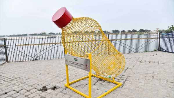 ఎన్టీఆర్ మార్గ్, పివి మార్గ్ లో వాటర్ బాటిల్ మోడల్ డస్ట్ బిన్ లు