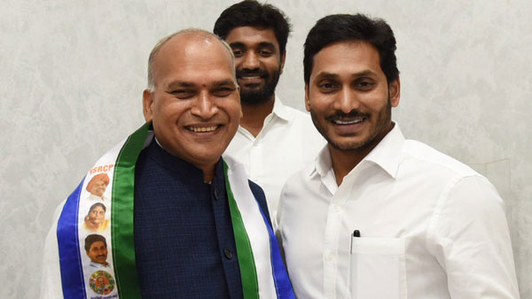 జగన్ ఆస్తుల కేసులోనూ నిందితుడు జగన్ ఆస్తుల కేసులోనూ నిందితుడు