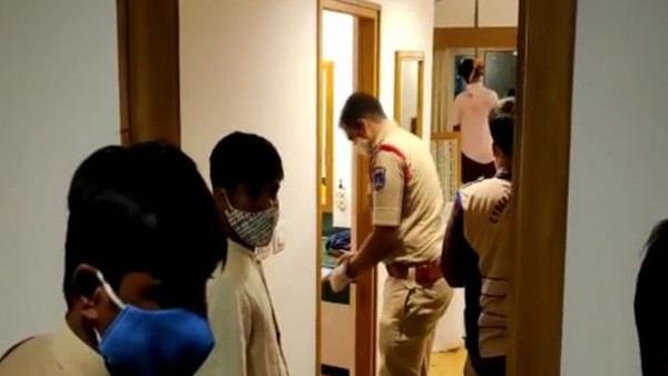 Hyderabad: A youth commits suicide after killing of his girlfriend in madhapur hotel. Hyderabad: A youth commits suicide after killing of his girlfriend in madhapur hotel.