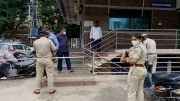 భార్యతో కలిసి బ్యాంకుకు వెళ్లిన రౌడీషీటర్ భార్యతో కలిసి బ్యాంకుకు వెళ్లిన రౌడీషీటర్