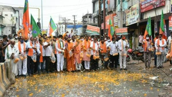 నగర ప్రజల నడుములు విరుగుతున్నా పట్టింపు లేదని ఫైర్