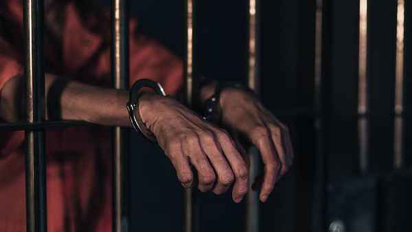  జైలుపాలైన లాయర్