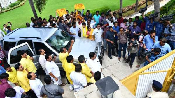 జగన్ ఇంటి ముట్టడికి ర్యాలీగా వెళ్తున్న ఆందోళనకారులు అరెస్ట్ .. పోలీస్ స్టేషన్ లోనూ ఆందోళన