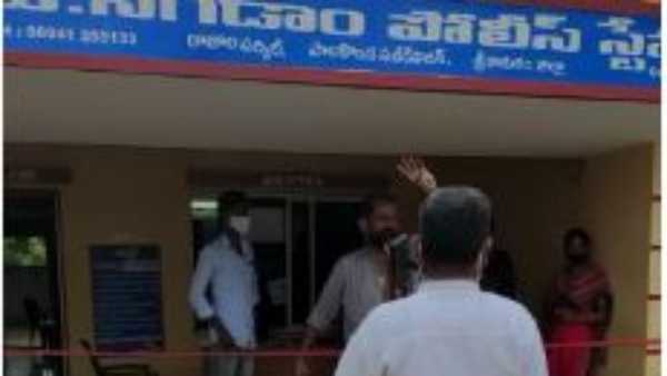 పోలీస్ స్టేషన్ లోనూ వీరంగం .. మా అధికారం మా ఇష్టం అంటూ ..