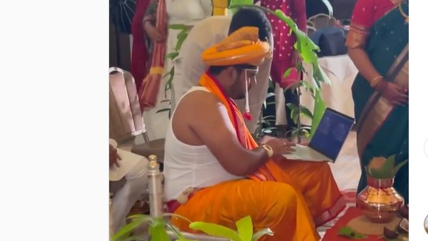 మండపంలో ల్యాప్‌టాప్‌తో