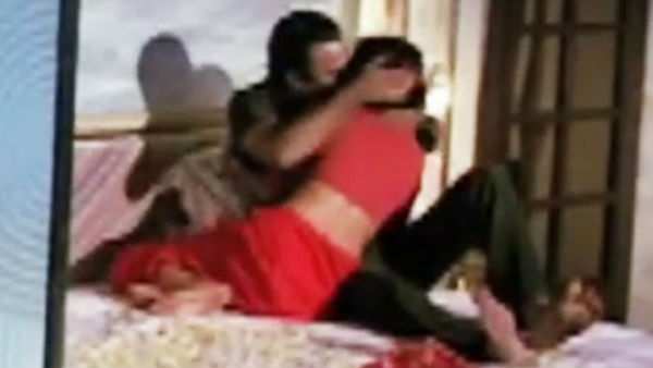 బెడ్ రూమ్ లో ఫోటోలు, వీడియోలు తీస్తున్నారు బెడ్ రూమ్ లో ఫోటోలు, వీడియోలు తీస్తున్నారు