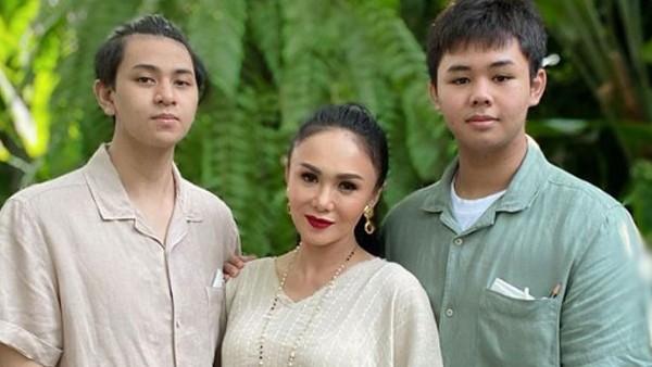 కుమారులతో కలిసి పోర్న్