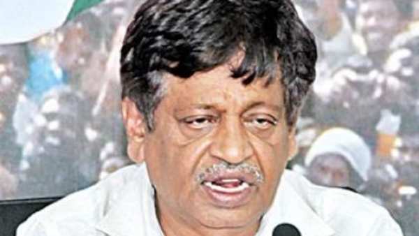 రాజకీయ లబ్ది కోసం ఇరు రాష్ట్రాల సీఎంల ఘర్షణ రాజకీయ లబ్ది కోసం ఇరు రాష్ట్రాల సీఎంల ఘర్షణ