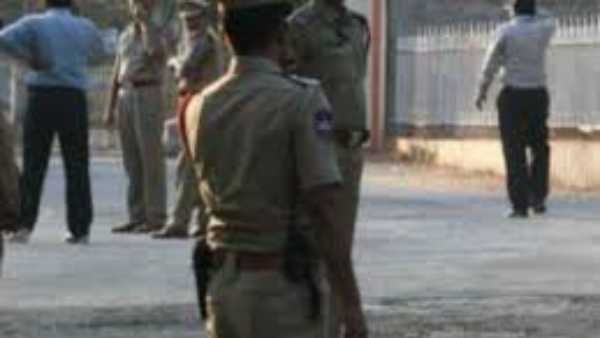 ముగ్గురికి నోటీసులు ఇచ్చిన పోలీసులు ముగ్గురికి నోటీసులు ఇచ్చిన పోలీసులు