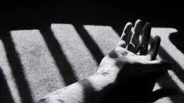 అనుమానం వచ్చి కిటికీలో చూస్తే ? అనుమానం వచ్చి కిటికీలో చూస్తే ?