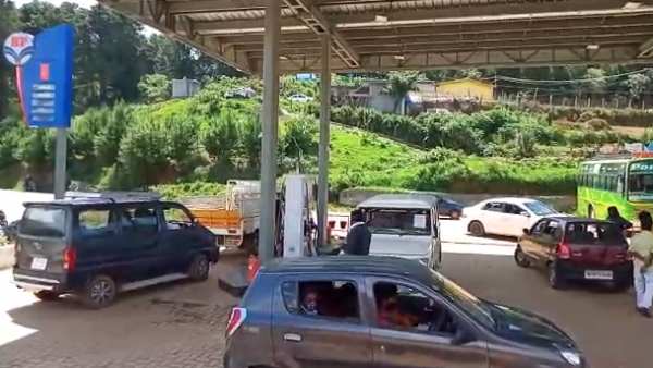 సెంచురి దాటేసిన పెట్రోల్ ధరలు...... నాటౌట్ సెంచురి దాటేసిన పెట్రోల్ ధరలు...... నాటౌట్