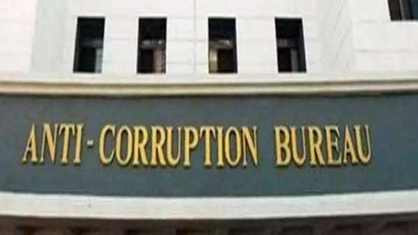 రెడ్ హ్యాండెడ్‌గా పట్టుకున్న ఏసీబీ అధికారులు