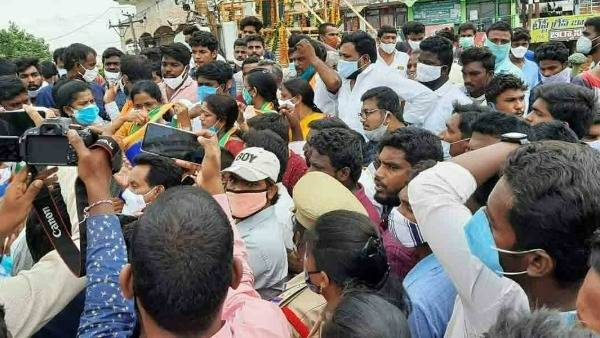 ఎస్సీలను ఈటల జమున సోదరుడు కించపరిచాడని ఈటల కుటుంబం దిష్టి బొమ్మ దహనం ఎస్సీలను ఈటల జమున సోదరుడు కించపరిచాడని ఈటల కుటుంబం దిష్టి బొమ్మ దహనం