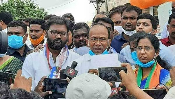 అంబేద్కర్ కు పాలాభిషేకం చేసి కేసీఆర్ దిష్టిబొమ్మ దహనం చేసిన బీజేపీ నాయకులు అంబేద్కర్ కు పాలాభిషేకం చేసి కేసీఆర్ దిష్టిబొమ్మ దహనం చేసిన బీజేపీ నాయకులు