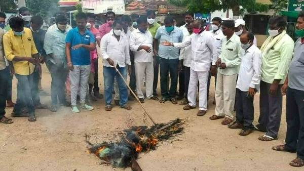 టీఆర్ఎస్ బీజేపీ బాహాబాహీ ... పరిస్థితి అదుపులోకి తెచ్చిన పోలీసులు టీఆర్ఎస్ బీజేపీ బాహాబాహీ ... పరిస్థితి అదుపులోకి తెచ్చిన పోలీసులు