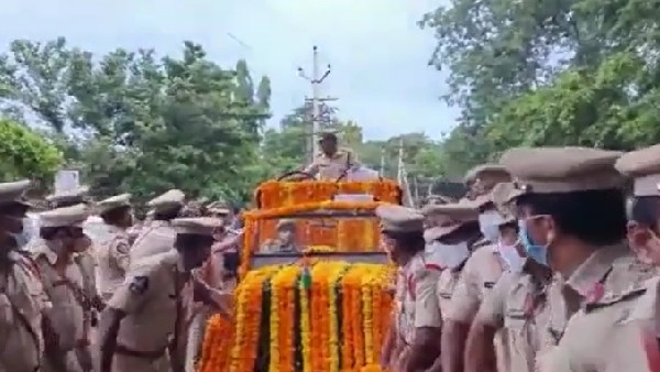 ఆయన వాహనానికి తాళ్ళు కత్తి లాగుతూ పూలు చల్లుతూ పోలీసుల వీడ్కోలు