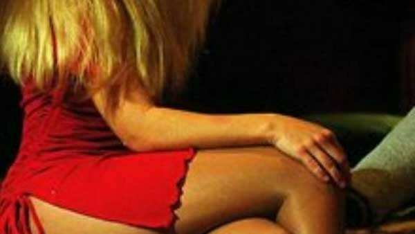 ఇద్దరు యువతులు