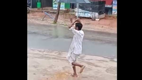 పిల్లాడిలా డాన్స్..