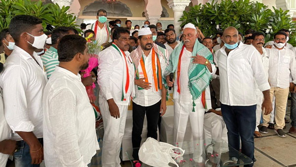 దళితుల పేరుతో కేసీఆర్ డ్రామాలు