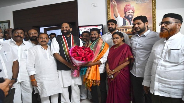 సీనియర్ల వద్ద విధేయత ప్రదర్శిస్తూ.. సీనియర్ల వద్ద విధేయత ప్రదర్శిస్తూ..