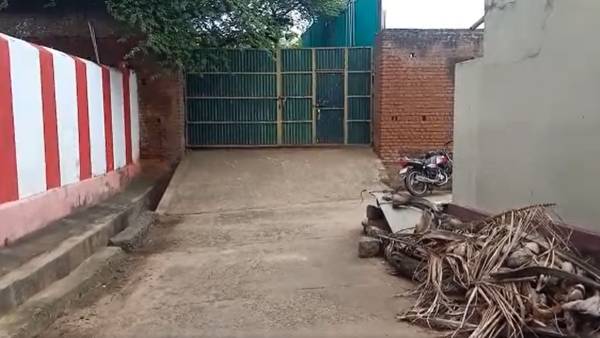 భర్త గొంతు బిగిస్తే...... కూతురి కాళ్లు బిగపట్టిన తల్లి