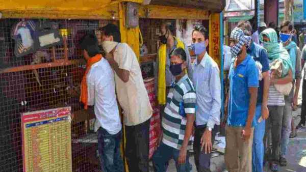  వైన్స్ షాప్ పక్కన పూజారి