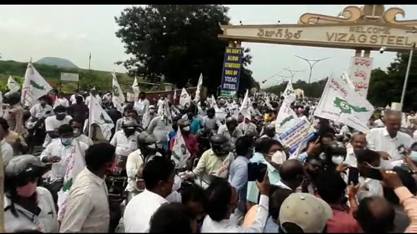 స్టీల్ ప్లాంట్ అమ్మకానికి రంగం సిద్ధం .. అడ్డుకుంటాం అంటున్న కార్మిక సంఘాలు