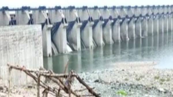 విజయవాడ ప్రకాశం బ్యారేజ్ వద్ద టీడీపీ ఆందోళన