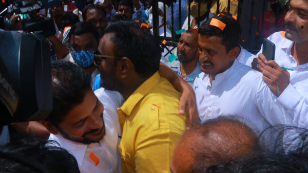 ఆశయాలతో ముందుకెళ్తాం..