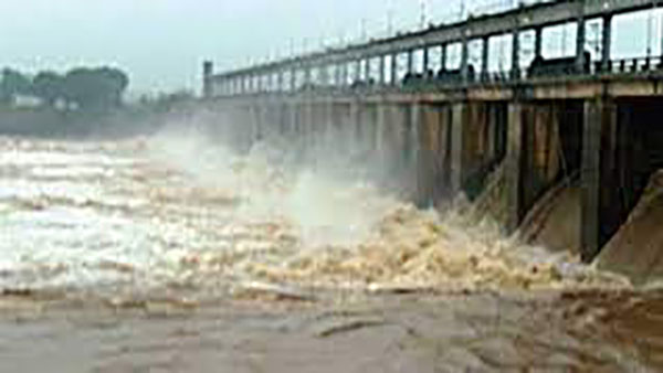  కృష్ణానది వరదలతో వాటర్ వార్ కు చెక్