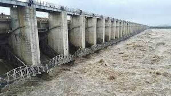 20 గేట్ల ద్వారా 8340 క్యూసెక్కుల నీటి విడుదల.. వృధాగా పోతున్న సాగునీరు