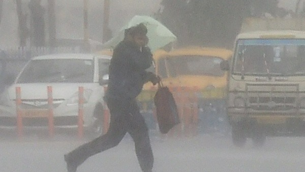 ఉపరితల ద్రోణి ప్రభావంతో ఏపీలో వర్షాలు