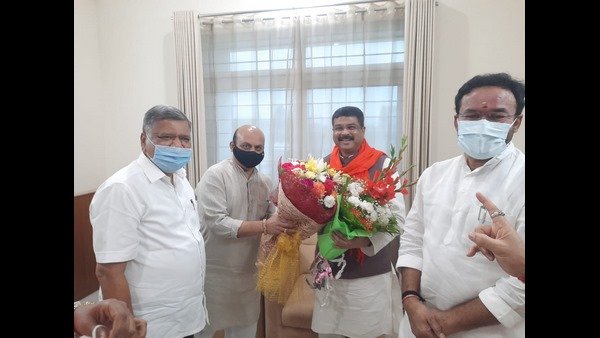 సీఎంను, కొడుకును తిట్టకపోతే అన్నం తినడు.... రాత్రి నిద్రపోడు