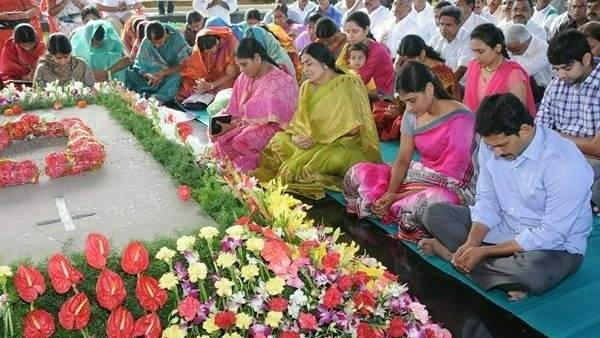సాయంత్రం వైఎస్సార్ కు నివాళి..