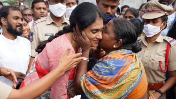 రాజన్న బిడ్డ రావాలి.. : ఇందిరా శోభన్