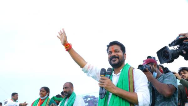 రాజకీయ రచ్చ.. చిచ్చుపెట్టిన ఇంద్రవెల్లి సభ రాజకీయ రచ్చ.. చిచ్చుపెట్టిన ఇంద్రవెల్లి సభ