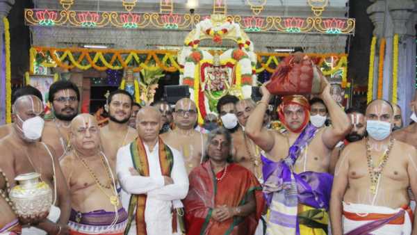  నాలుగు మాడ వీధుల్లో శ్రీదేవి, భూదేవి సమేత శ్రీమలయప్పస్వామి