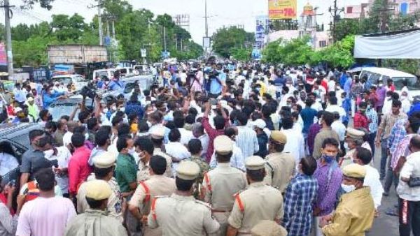 జీజీహెచ్ వద్ద ఉద్రిక్తత, ఆందోళనకారులను చెదరగొట్టిన పోలీసులు