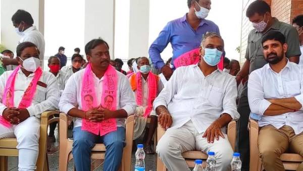  ఈటల..జమునా పోటీలో ఎవరు- రంగంలో హరీష్..