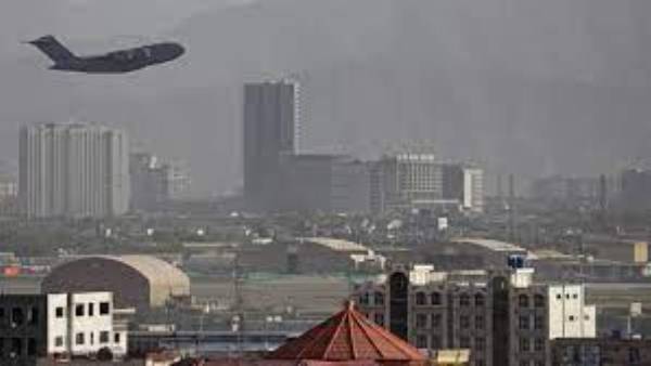  ఉగ్రదాదులు జరుగుతున్నా కాబూల్ ఎయిర్ పోర్ట్ వద్ద రద్దీ