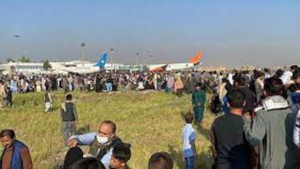 కాబూల్ ఎయిర్ పోర్ట్ లో ఐదుగురు మృతి , కాల్పులా ? తొక్కిసలాటా ? రాని స్పష్టత కాబూల్ ఎయిర్ పోర్ట్ లో ఐదుగురు మృతి , కాల్పులా ? తొక్కిసలాటా ? రాని స్పష్టత