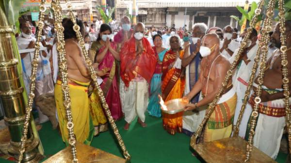  టీటీడీ చైర్మన్ దంపతులు, మంత్రి, ఈవో